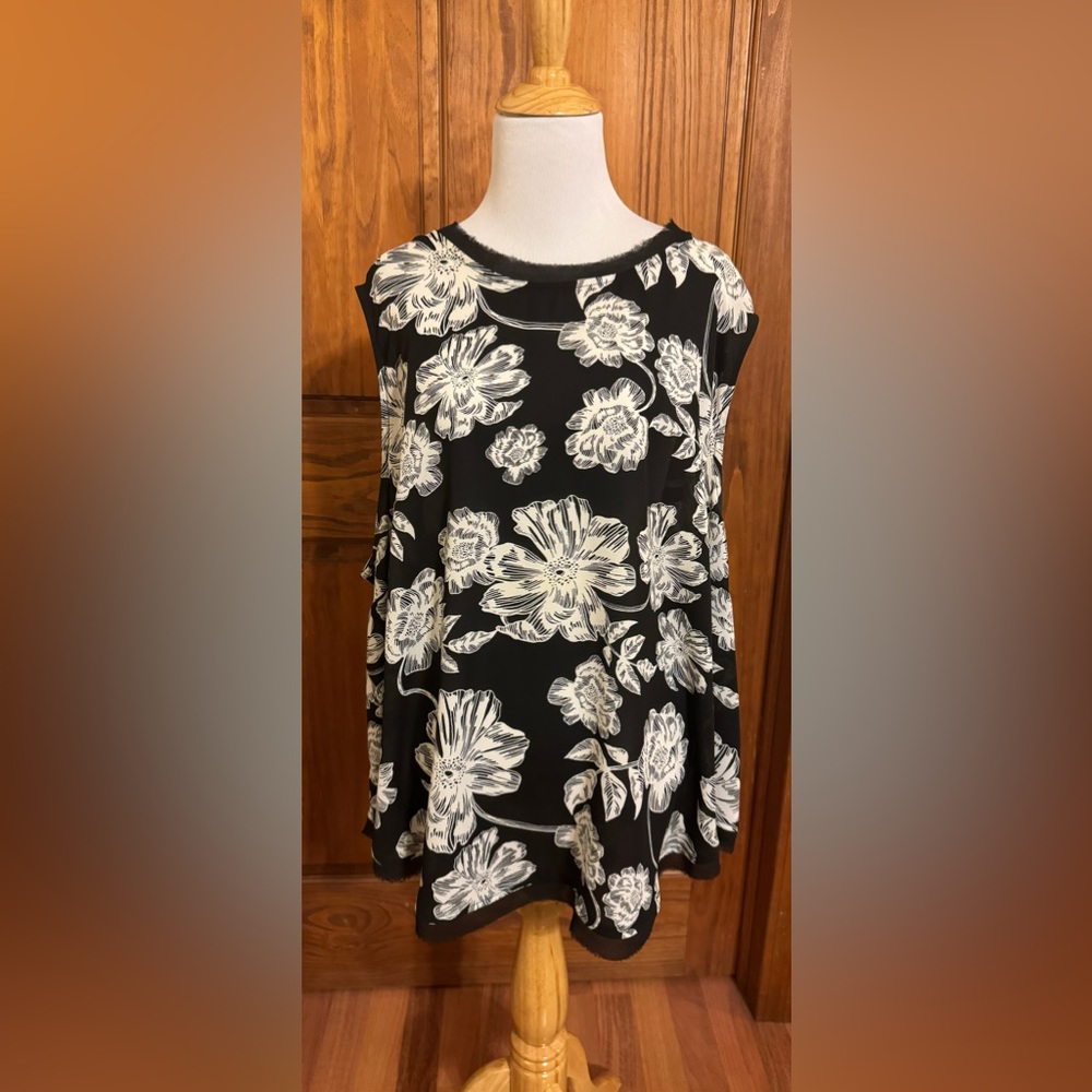 4X Who What Where sleeveless top. Black & White EUC. Pre-owned cute summer top